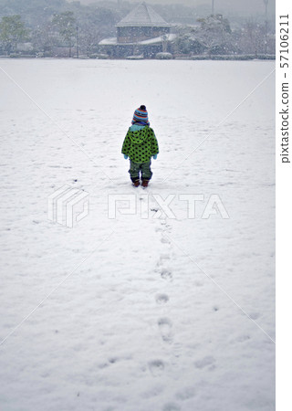 孩子們在雪地裡 57106211