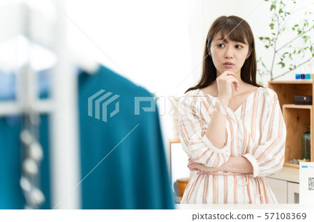 Shop clerk 57108369