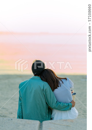 Couple sea sunset 57108660