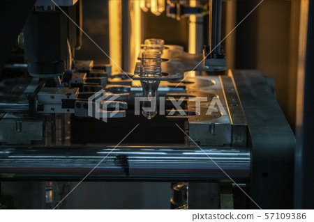 The operation of PET bottle processing . The operation of PET bottle processing . 57109386