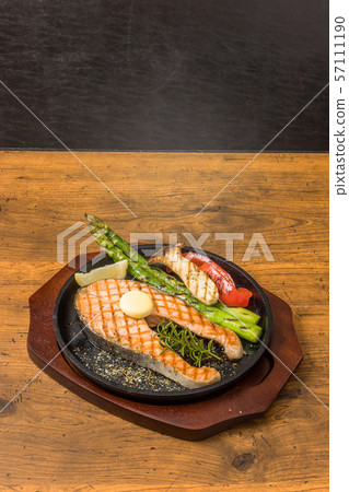 典型的美味烤三文魚牛排 57111190