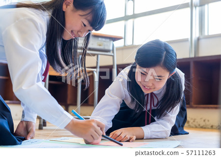 Junior high school student, classroom, free study 57111263