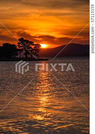 《島根縣》日落著名景點真ji湖的夜景 57113159