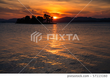 《島根縣》日落著名景點真ji湖的夜景 《島根縣》日落著名景點真ji湖的夜景 57113160