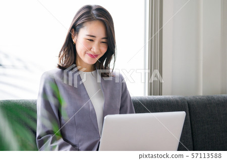 女商人筆記本電腦 57113588