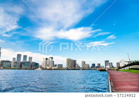 從Toyosu Gururi公園看的Toyosu風景在東京 從Toyosu Gururi公園看的Toyosu風景在東京 57114912