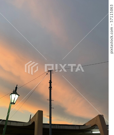 晚上視圖（彩雲和天空） 57115863