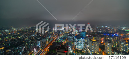 日本的橫濱城市景觀：大氣條件變得不穩定，當地大雨襲擊關東地區=從橫濱市觀察 57116109