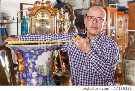salesman measuring vintage vase salesman measuring vintage vase 57116321