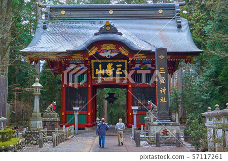 埼玉縣秩父市的Mitsumine Shrine山門的正門 57117261