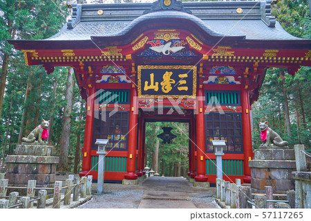 埼玉縣秩父市的Mitsumine Shrine山門的正門 57117265