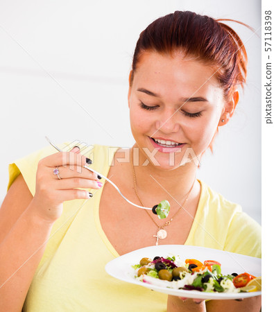 girl eating salad 57118398