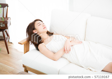 採取在沙發的婦女休息 57119167