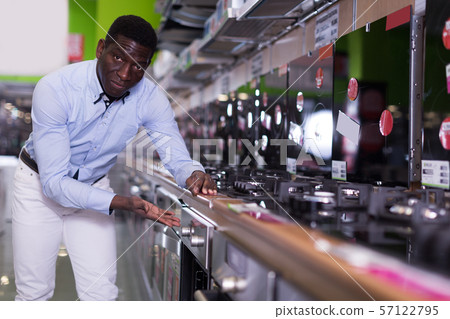 Male shows oven 57122795