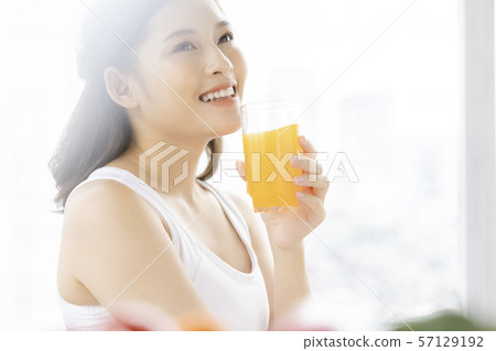 Woman health healthy 57129192