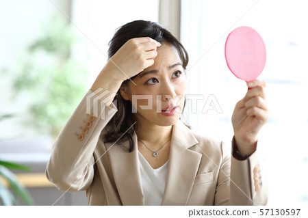 A woman with a mirror 57130597