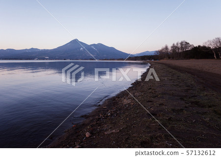 豬苗代湖和萬代山 57132612