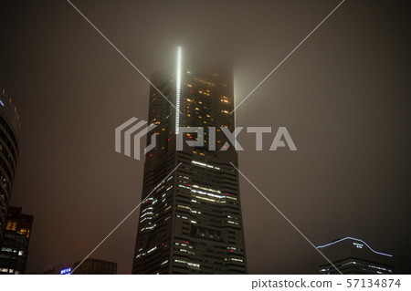橫濱城市景觀在日本橫濱,氣候條件不穩定。覆蓋橫濱地標塔的雲 橫濱城市景觀在日本橫濱,氣候條件不穩定。覆蓋橫濱地標塔的雲 57134874