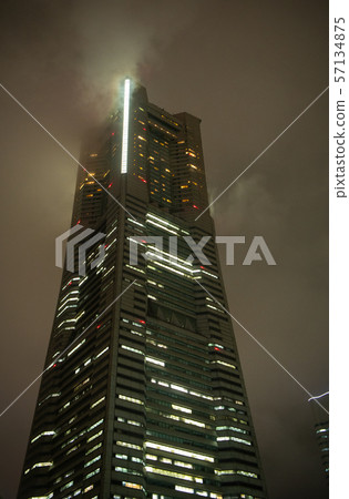 橫濱城市景觀在日本橫濱,氣候條件不穩定。覆蓋橫濱地標塔的雲 橫濱城市景觀在日本橫濱,氣候條件不穩定。覆蓋橫濱地標塔的雲 57134875