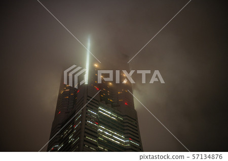 橫濱城市景觀在日本橫濱,氣候條件不穩定。覆蓋橫濱地標塔的雲 橫濱城市景觀在日本橫濱,氣候條件不穩定。覆蓋橫濱地標塔的雲 57134876
