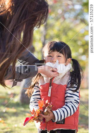Parent and child in the park Parent and child in the park 57135259