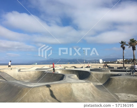 美國滑板公園和大海 57136195