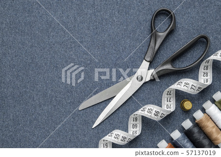 Scissors, measuring tape, thimble, colored threads 57137019