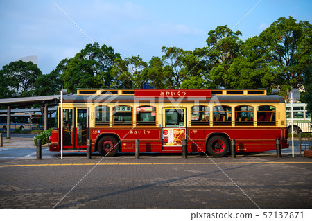 日本橫濱城市景觀“櫻木町”站前的“又名”巴士 57137871