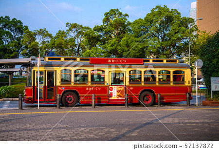 日本橫濱城市景觀“櫻木町”站前的“又名”巴士 57137872