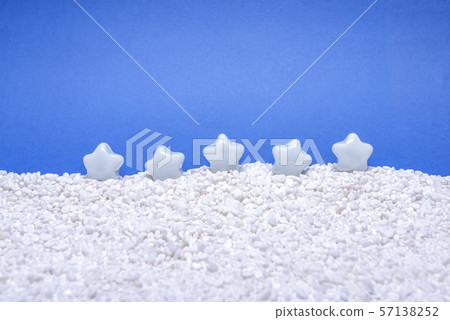 白色的沙子，鵝卵石 57138252