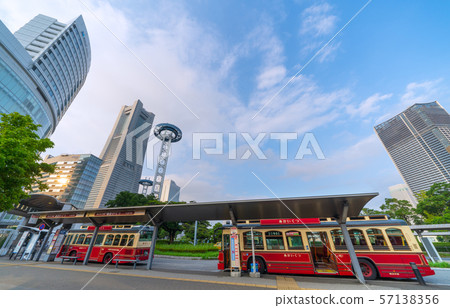 日本橫濱城市景觀“櫻木町”站前的“又名”巴士 57138356