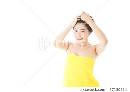 Young woman shampooing Young woman shampooing 57139314