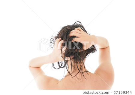 洗髮的年輕女子 洗髮的年輕女子 57139344