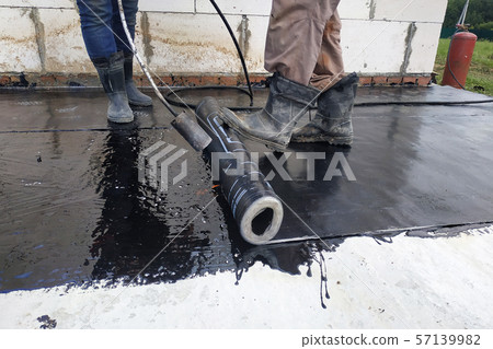 The workers cover the concrete screed with 57139982