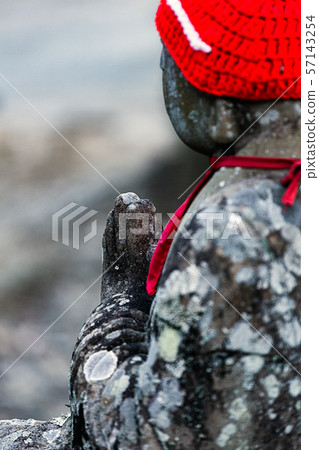Jizo who can withstand the cold in winter Jizo who can withstand the cold in winter 57143254