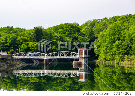 新鮮的綠色村莊Yamagami水庫，多摩湖入口塔 57144202
