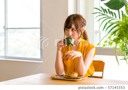 生活方式，年輕女子，咖啡館 57145353