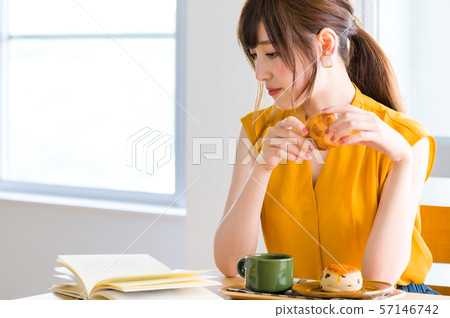 Young woman reading book while lifestyle cafe 57146742