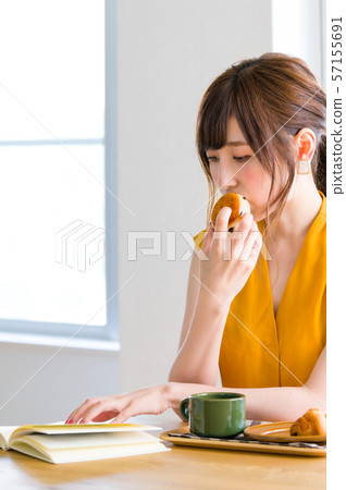 Young woman reading book while lifestyle cafe 57155691