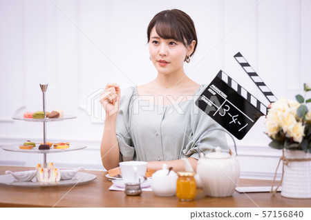 女演員拍攝clapperboard 57156840