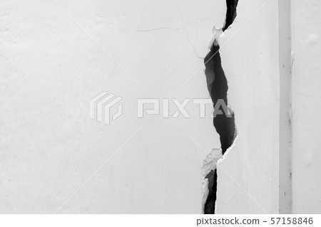 Home problem, building problem wall cracked. 57158846