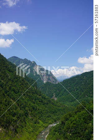 從Kurobe水壩的看法在夏天 57161883