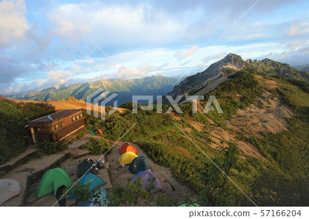 晨光的山。 晨光的山。 57166204