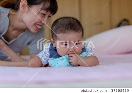 面朝下的寶寶和媽媽 面朝下的寶寶和媽媽 57168419