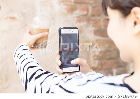 少婦飲用的珍珠粉牛奶茶 少婦飲用的珍珠粉牛奶茶 57169479