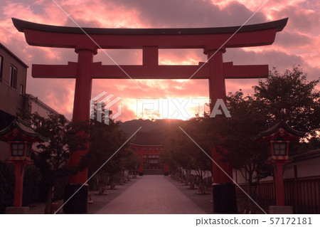 京都伏見Inari Taisha寺廟日出 京都伏見Inari Taisha寺廟日出 57172181