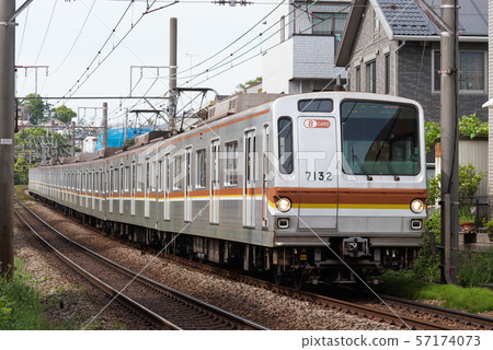 Tokyo Metro Series 7000 Tokyu Toyoko Line Tohakuraku Station 57174073