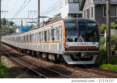 Tokyo Metro Series 10000 Tokyu Toyoko Line Toho Shiraku Station 57174137
