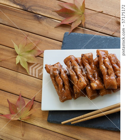 Korean traditional sweets: Yakgwa, maple leaves, and hangwa 57175172