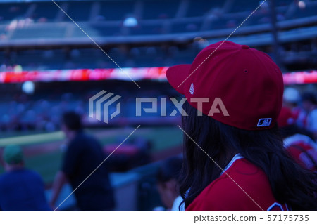觀看棒球的婦女在美國棒球場 觀看棒球的婦女在美國棒球場 57175735